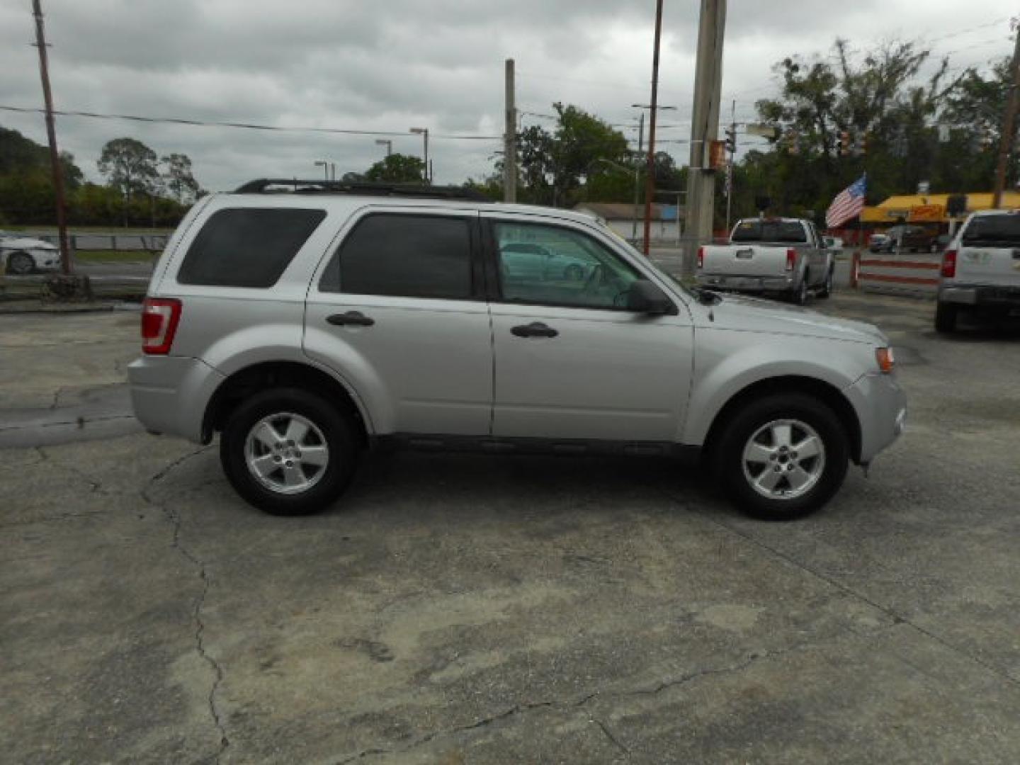 2009 SILVER FORD ESCAPE XLS (1FMCU02729K) , located at 390 Hansen Avenue, Orange Park, FL, 32065, (904) 276-7933, 30.130497, -81.787529 - Photo#4